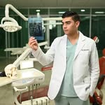 Dr. Arturo Ibarra Odontólogo en su consultorio